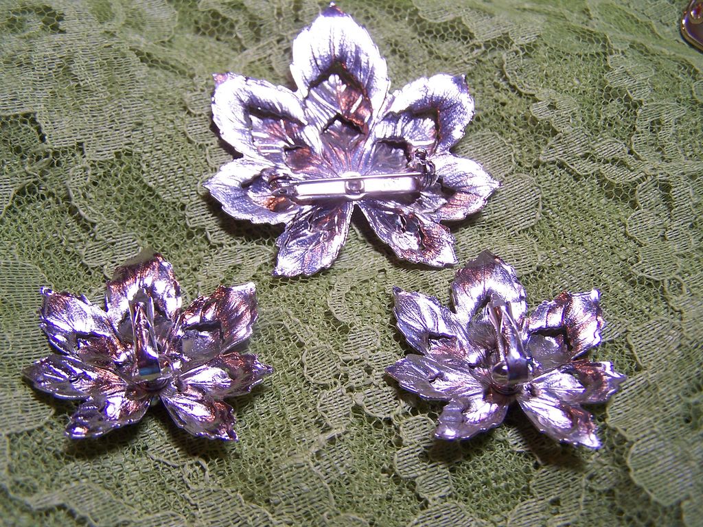 Signed Vintage Leaf Set Brooch and Earrings For Fall! Signed Vintage Leaf Set Brooch and Earrings For Fall!