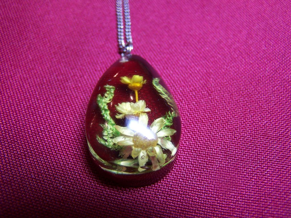 Lovely Lucite Pendant Necklace With Flowers Lovely Lucite Pendant Necklace With Flowers