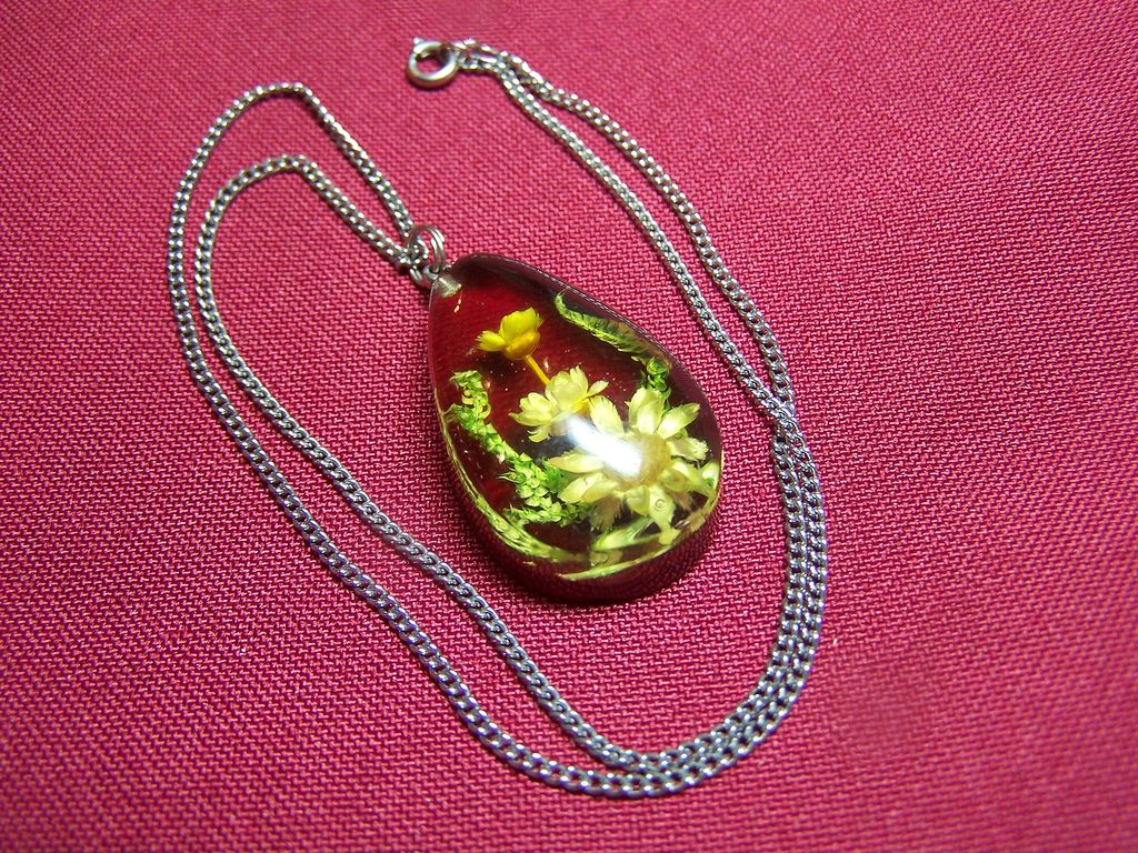 Lovely Lucite Pendant Necklace With Flowers Lovely Lucite Pendant Necklace With Flowers
