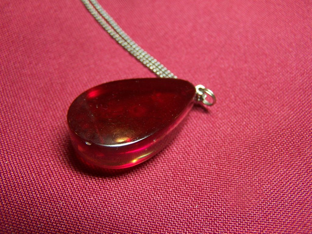 Lovely Lucite Pendant Necklace With Flowers Lovely Lucite Pendant Necklace With Flowers