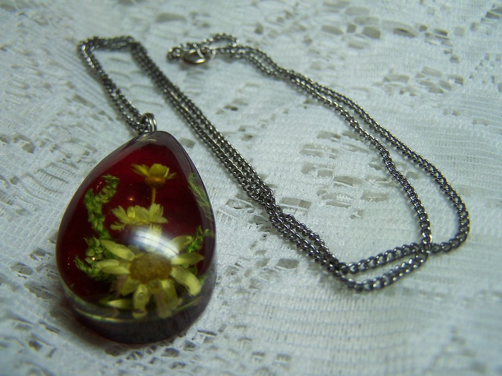 Lovely Lucite Pendant Necklace With Flowers Lovely Lucite Pendant Necklace With Flowers