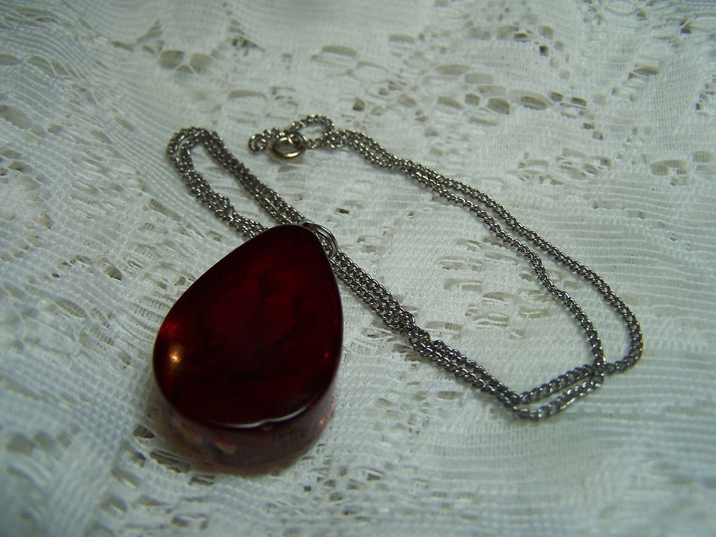 Lovely Lucite Pendant Necklace With Flowers Lovely Lucite Pendant Necklace With Flowers