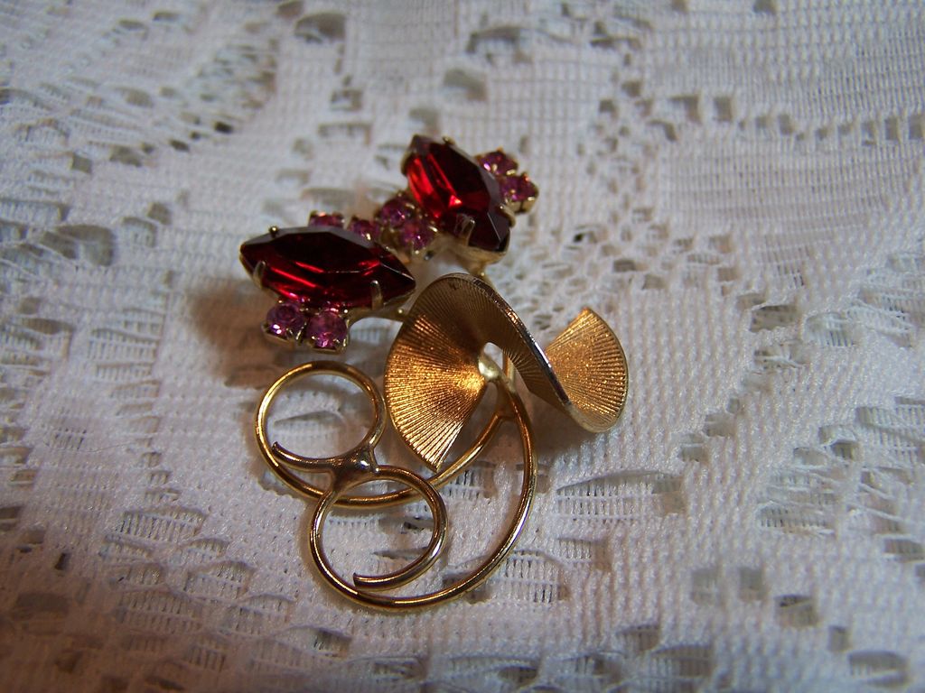 Petite Red and Pink Rhinestone Pin Brooch 1950's Petite Red and Pink Rhinestone Pin Brooch 1950's