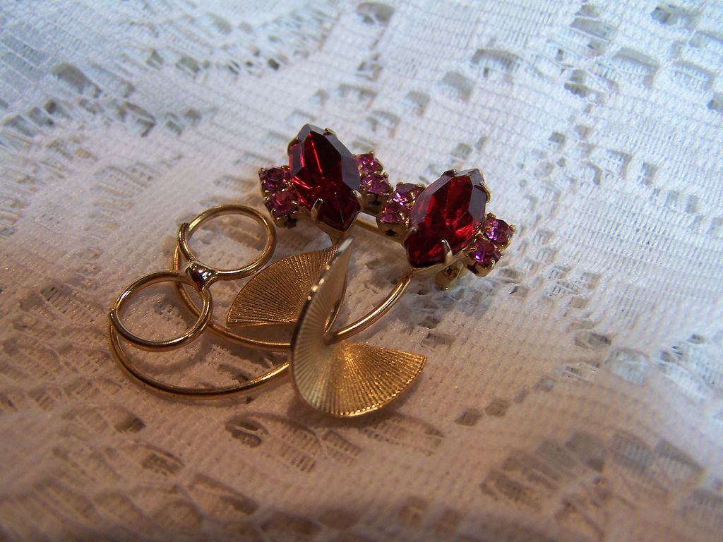 Petite Red and Pink Rhinestone Pin Brooch 1950's Petite Red and Pink Rhinestone Pin Brooch 1950's