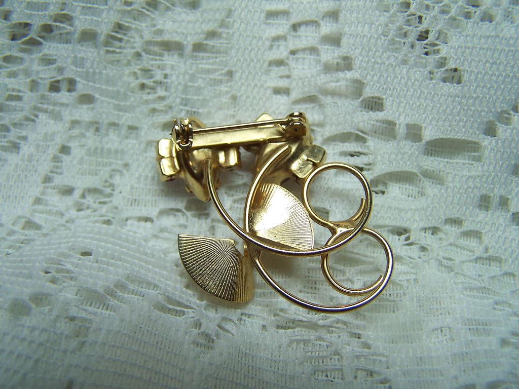 Petite Red and Pink Rhinestone Pin Brooch 1950's Petite Red and Pink Rhinestone Pin Brooch 1950's