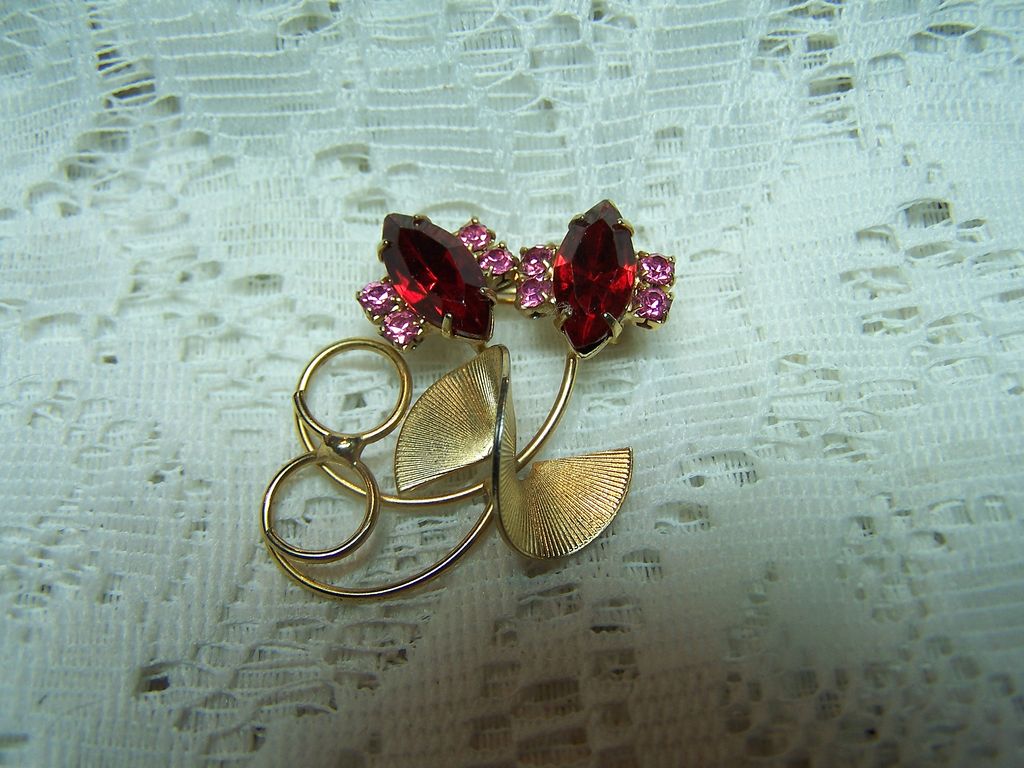 Petite Red and Pink Rhinestone Pin Brooch 1950's Petite Red and Pink Rhinestone Pin Brooch 1950's