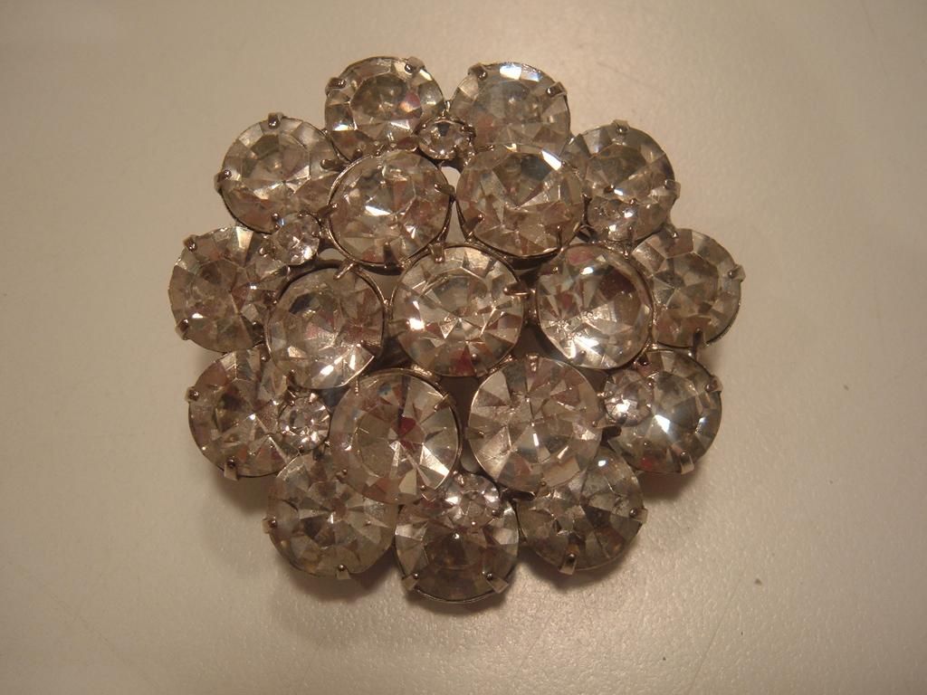 Unsigned 2 inch Clear Rhinestone Brooch Unsigned 2 inch Clear Rhinestone Brooch
