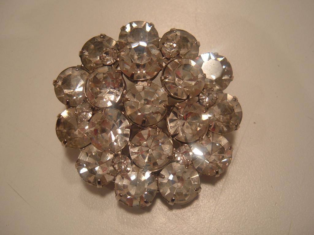 Unsigned 2 inch Clear Rhinestone Brooch Unsigned 2 inch Clear Rhinestone Brooch