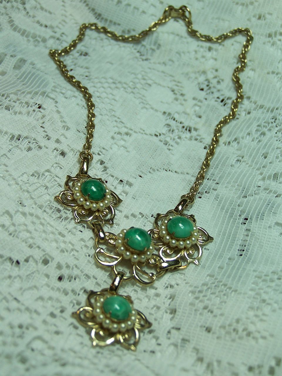 Gorgeous Green Stone Vintage Necklace Gorgeous Green Stone Vintage Necklace