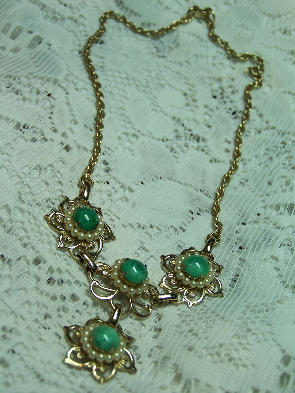 Gorgeous Green Stone Vintage Necklace Gorgeous Green Stone Vintage Necklace