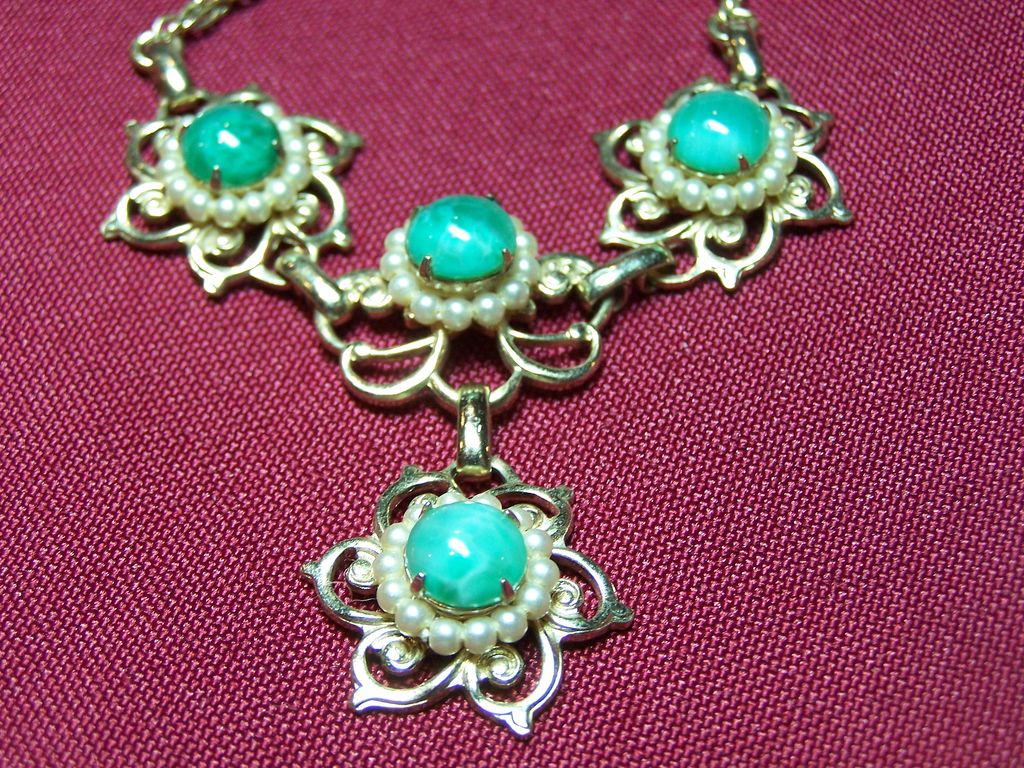 Gorgeous Green Stone Vintage Necklace Gorgeous Green Stone Vintage Necklace
