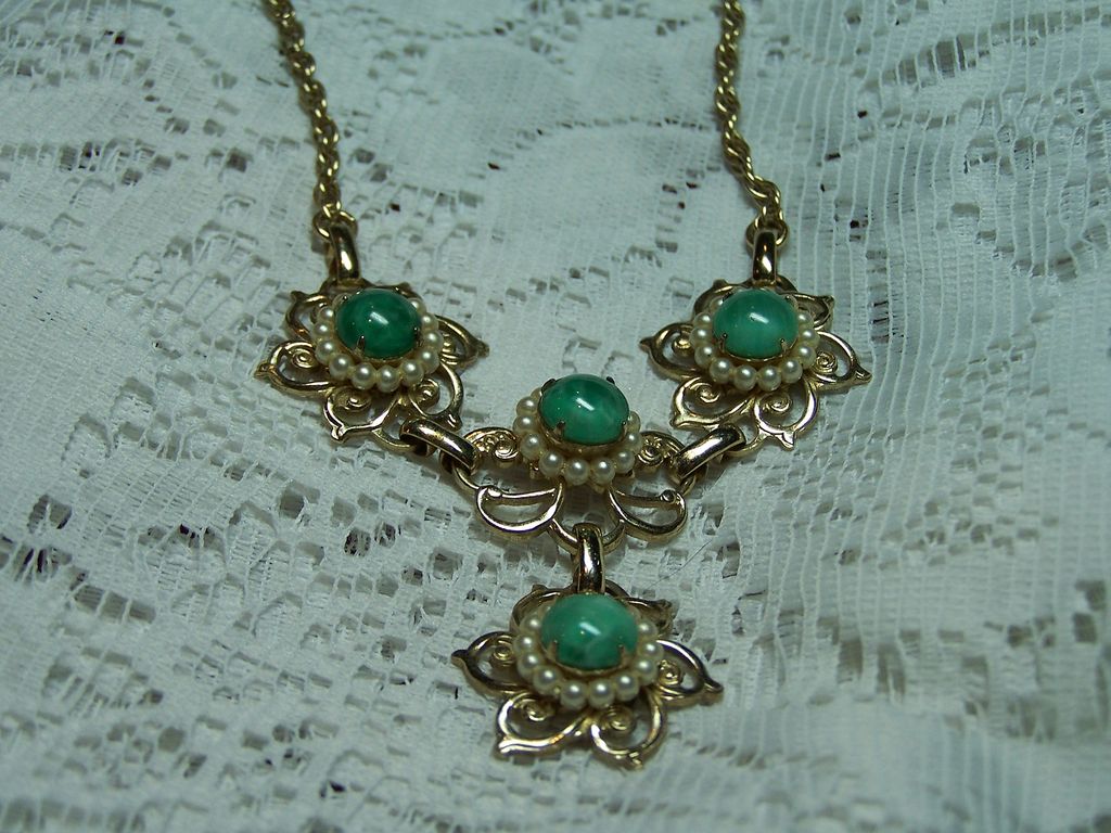 Gorgeous Green Stone Vintage Necklace Gorgeous Green Stone Vintage Necklace