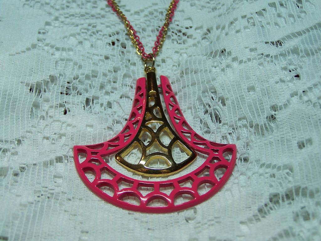 1970's Pink Enameled Necklace With Chunky Pendant 1970's Pink Enameled Necklace With Chunky Pendant