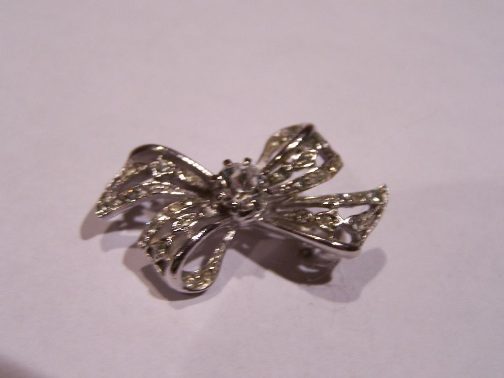 1950's Pretty and Petite Bow Pin Brooch 1950's Pretty and Petite Bow Pin Brooch