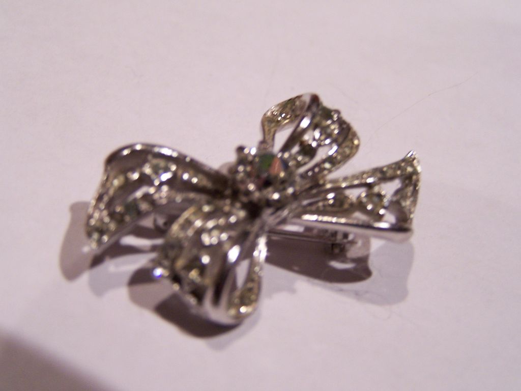 1950's Pretty and Petite Bow Pin Brooch 1950's Pretty and Petite Bow Pin Brooch