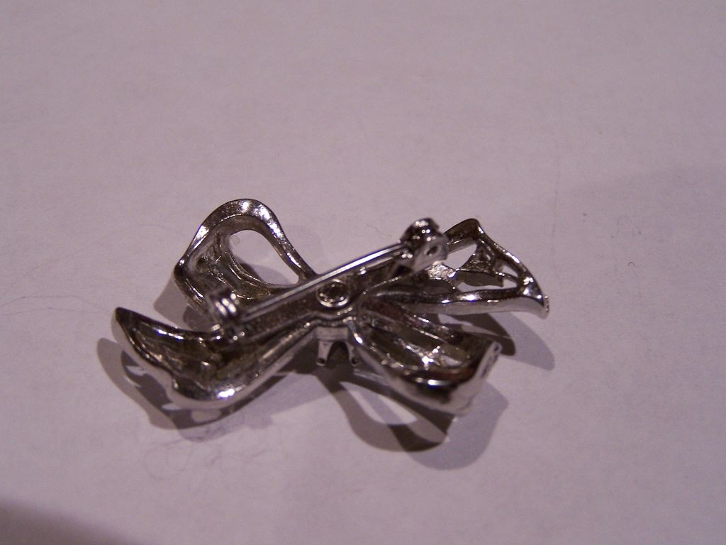 1950's Pretty and Petite Bow Pin Brooch 1950's Pretty and Petite Bow Pin Brooch