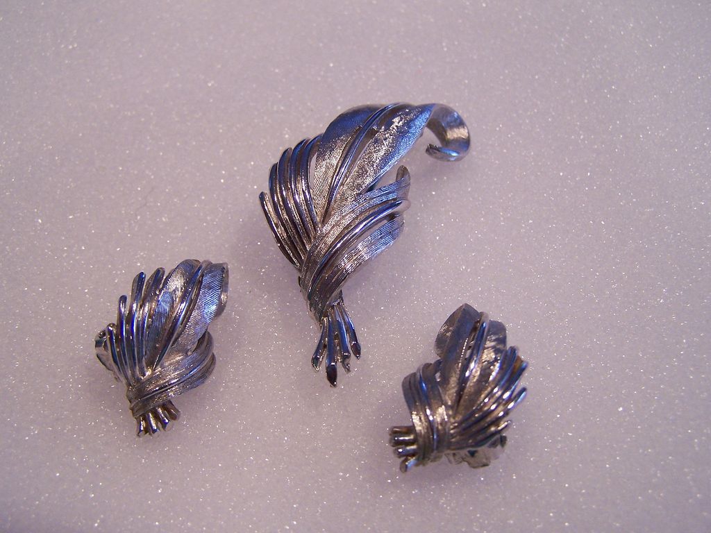 Silvertone Leaf Set Brooch and Earrings Silvertone Leaf Set Brooch and Earrings