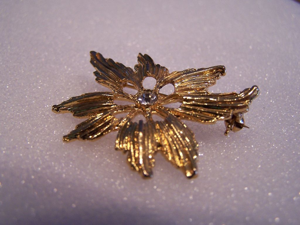 Vintage Rhinestone Goldtone Brooch Pin Vintage Rhinestone Goldtone Brooch Pin