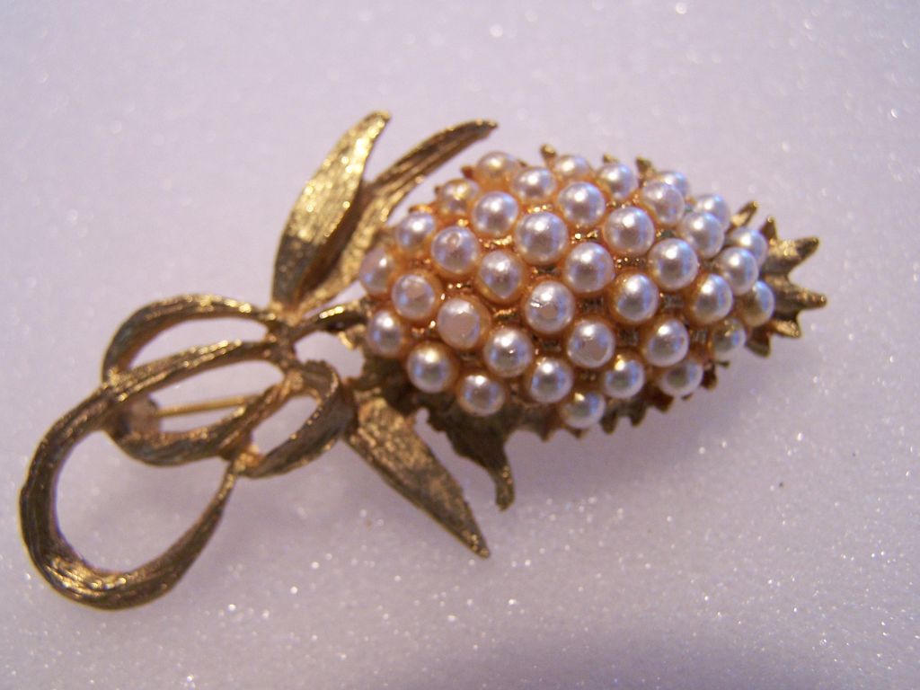 Beautiful Faux Pearl Brooch Beautiful Faux Pearl Brooch