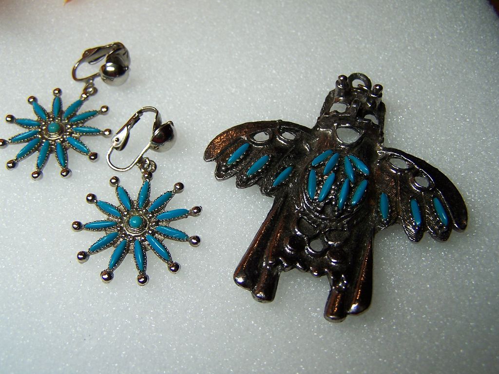 Vintage Ethnic Pendant and Earrings Set Vintage Ethnic Pendant and Earrings Set