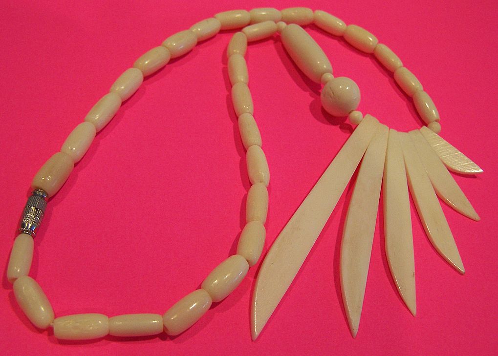 Vintage Plastic 1960's-1970's Necklace Vintage Plastic 1960's-1970's Necklace