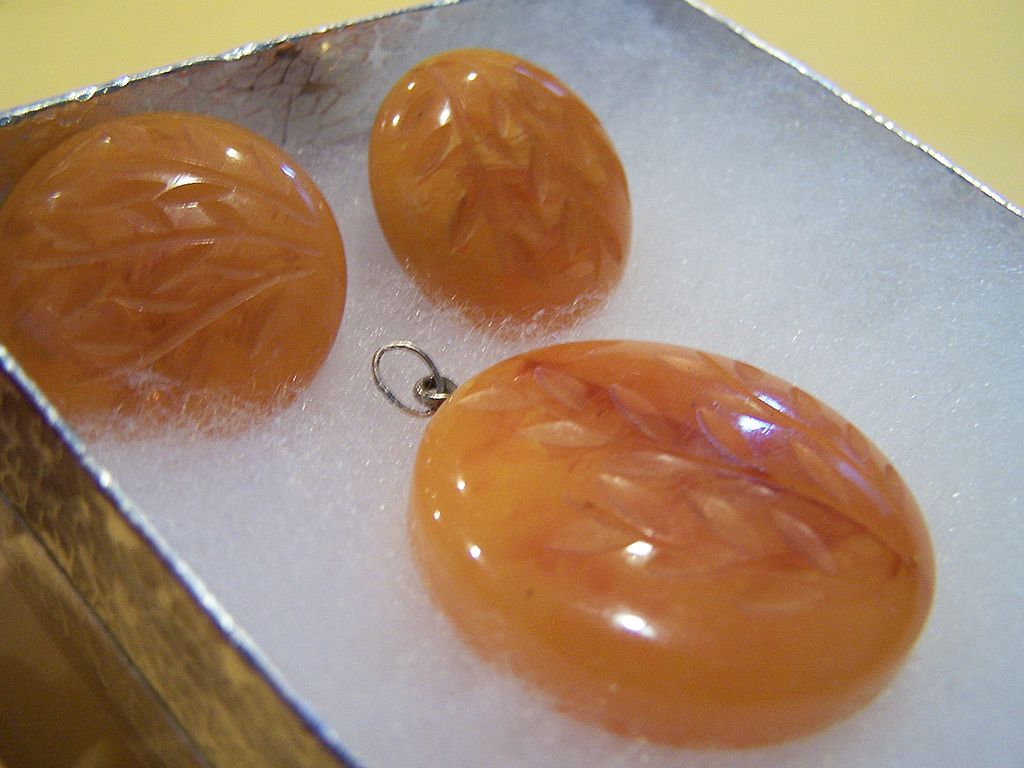 Vintage Carved Bakelite Set Pendant and Earrings Vintage Carved Bakelite Set Pendant and Earrings