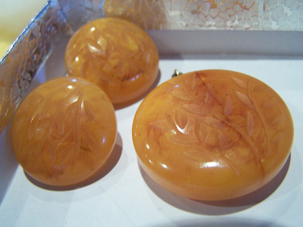Vintage Carved Bakelite Set Pendant and Earrings Vintage Carved Bakelite Set Pendant and Earrings