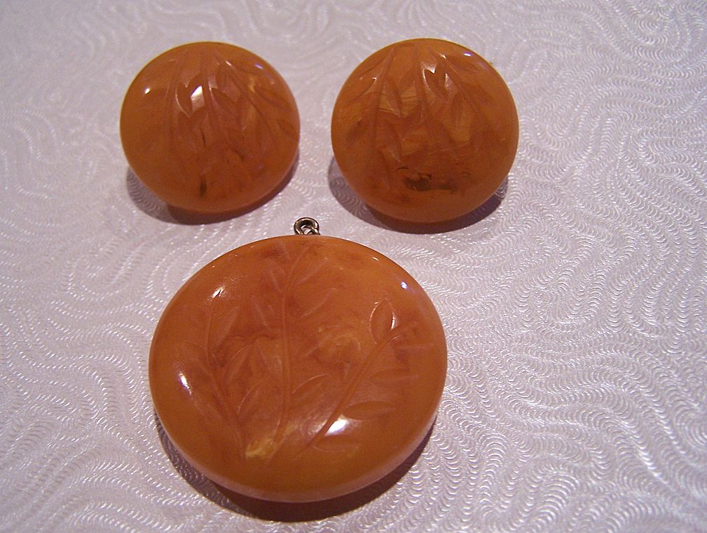 Vintage Carved Bakelite Set Pendant and Earrings Vintage Carved Bakelite Set Pendant and Earrings
