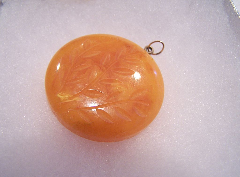 Vintage Carved Bakelite Set Pendant and Earrings Vintage Carved Bakelite Set Pendant and Earrings