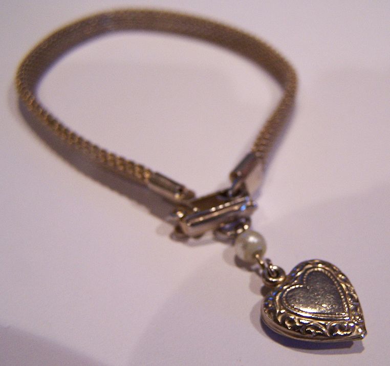 Vintage Goldtone Metal Bracelet With Heart Charm Vintage Goldtone Metal Bracelet With Heart Charm