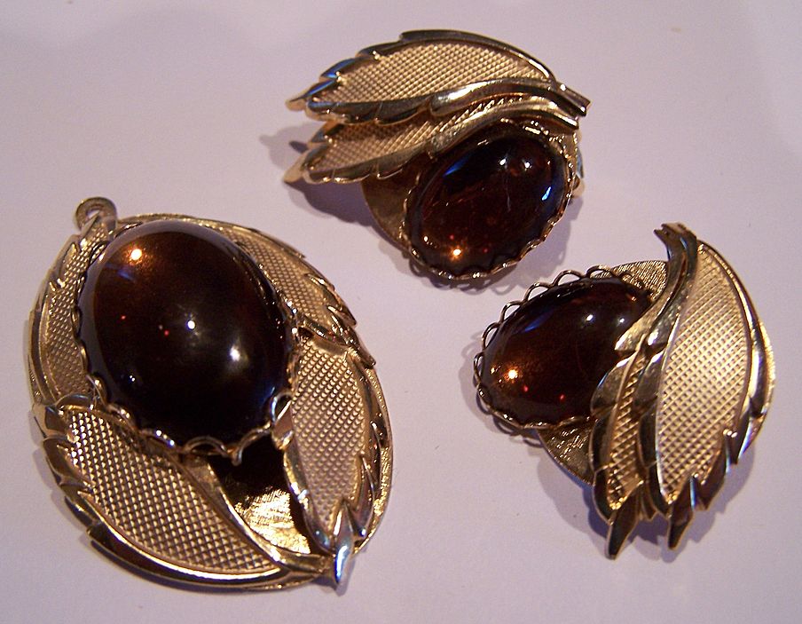 Gorgeous Rootbeer Lucite Set Pendant and Earrings Gorgeous Rootbeer Lucite Set Pendant and Earrings