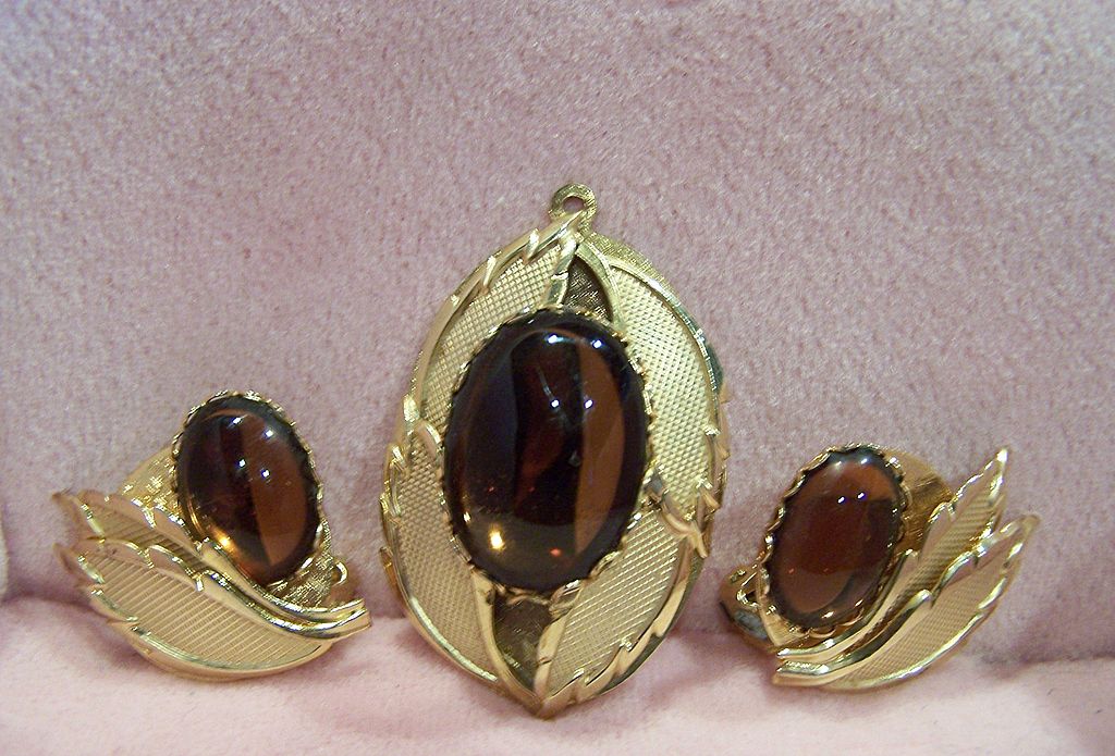 Gorgeous Rootbeer Lucite Set Pendant and Earrings Gorgeous Rootbeer Lucite Set Pendant and Earrings