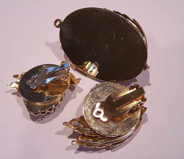 Gorgeous Rootbeer Lucite Set Pendant and Earrings Gorgeous Rootbeer Lucite Set Pendant and Earrings