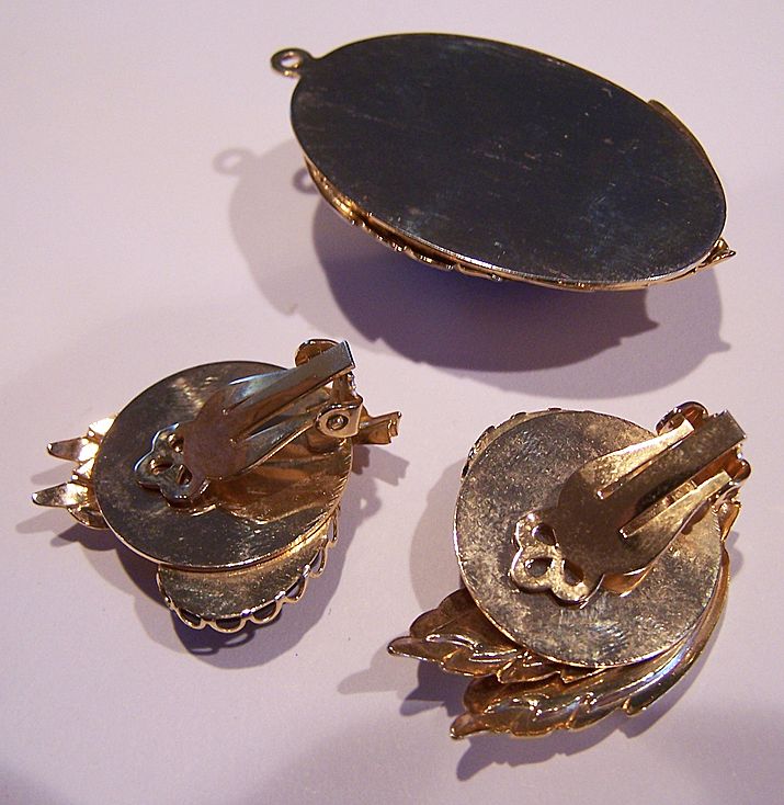 Gorgeous Rootbeer Lucite Set Pendant and Earrings Gorgeous Rootbeer Lucite Set Pendant and Earrings
