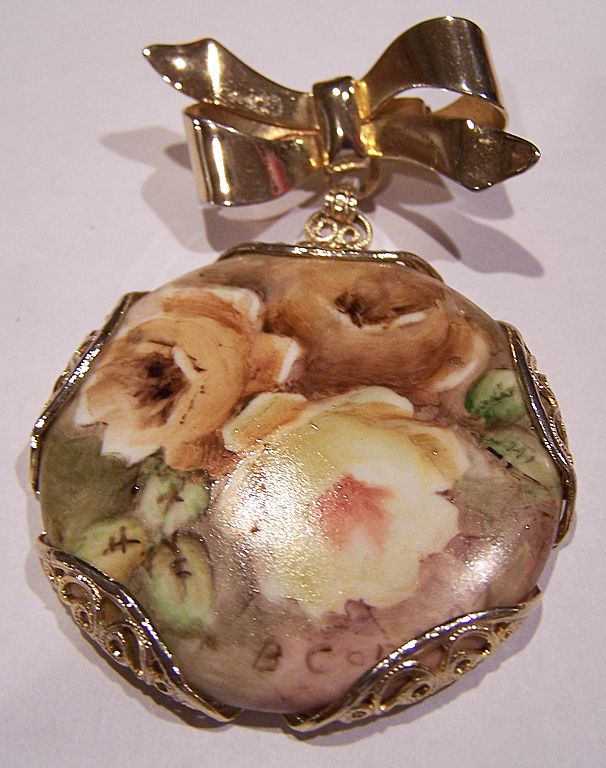 Vintage Hand Painted Floral Cameo Pin Brooch Vintage Hand Painted Floral Cameo Pin Brooch