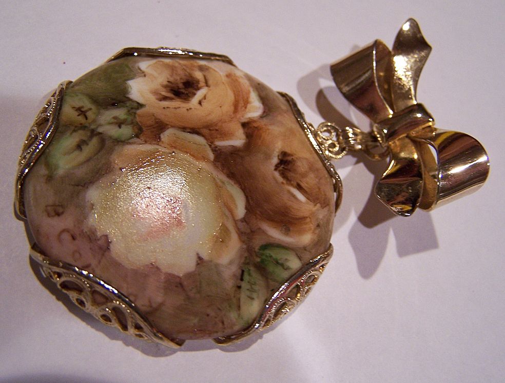 Vintage Hand Painted Floral Cameo Pin Brooch Vintage Hand Painted Floral Cameo Pin Brooch
