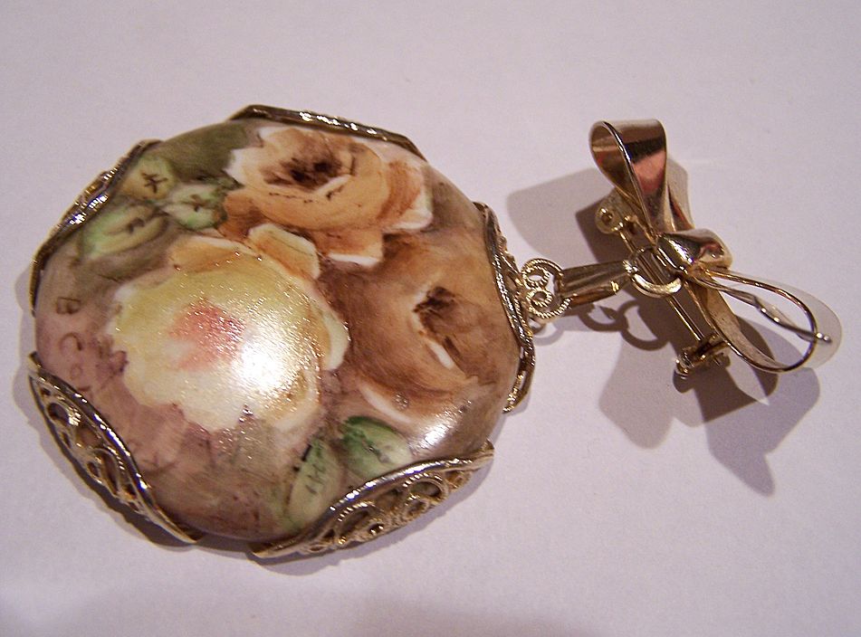 Vintage Hand Painted Floral Cameo Pin Brooch Vintage Hand Painted Floral Cameo Pin Brooch