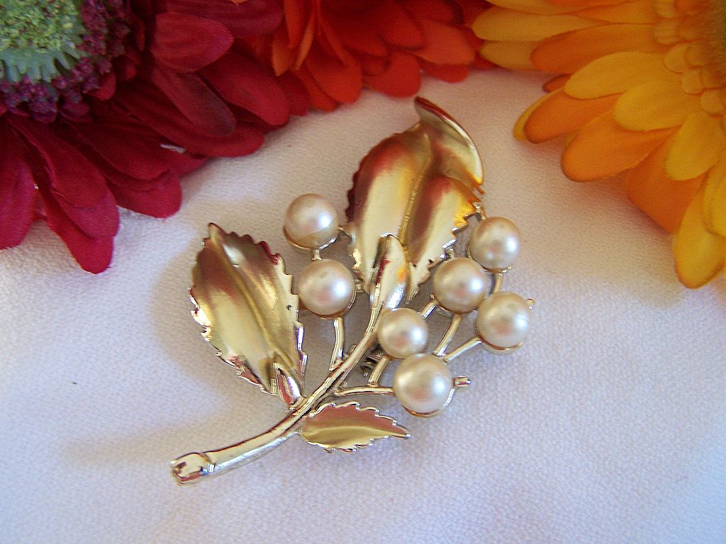 Large Vintage Brooch Pin With Leaves and Faux Pearls Large Vintage Brooch Pin With Leaves and Faux Pearls