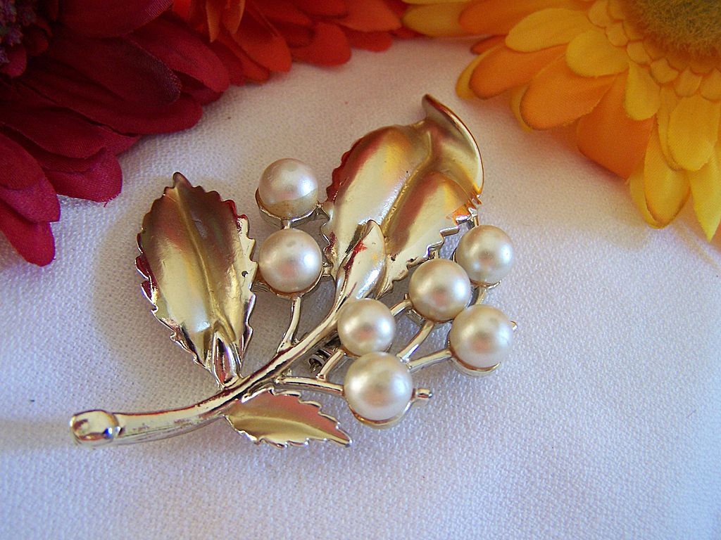 Large Vintage Brooch Pin With Leaves and Faux Pearls Large Vintage Brooch Pin With Leaves and Faux Pearls