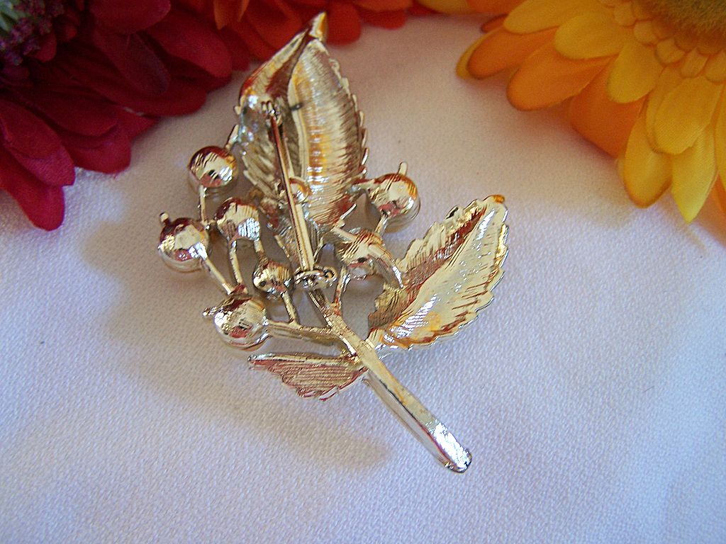 Large Vintage Brooch Pin With Leaves and Faux Pearls Large Vintage Brooch Pin With Leaves and Faux Pearls