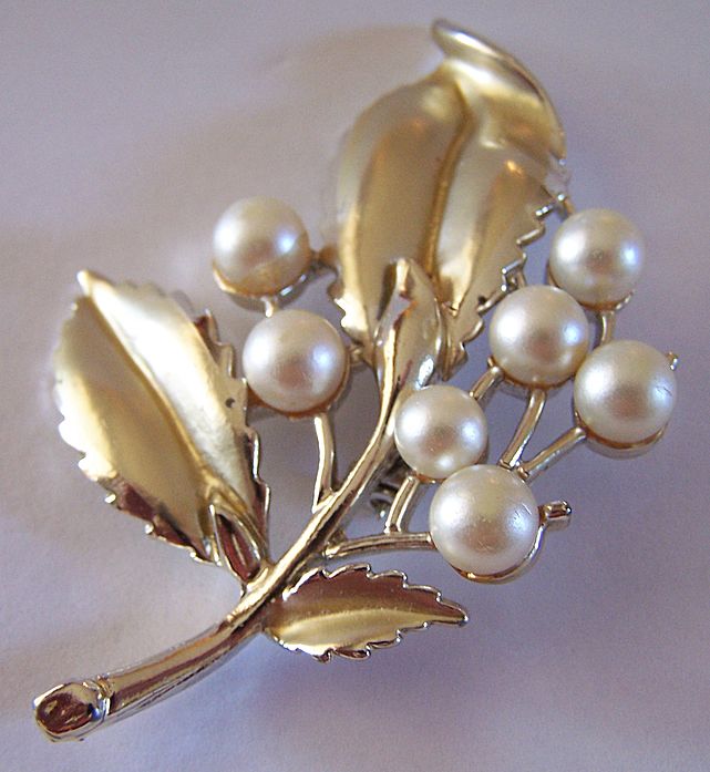 Large Vintage Brooch Pin With Leaves and Faux Pearls Large Vintage Brooch Pin With Leaves and Faux Pearls