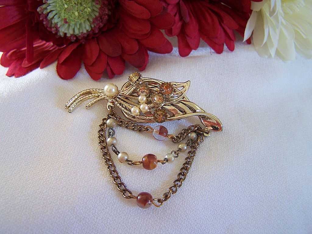 Vintage Rhinestone Brooch Pin With Chain Dangles Vintage Rhinestone Brooch Pin With Chain Dangles