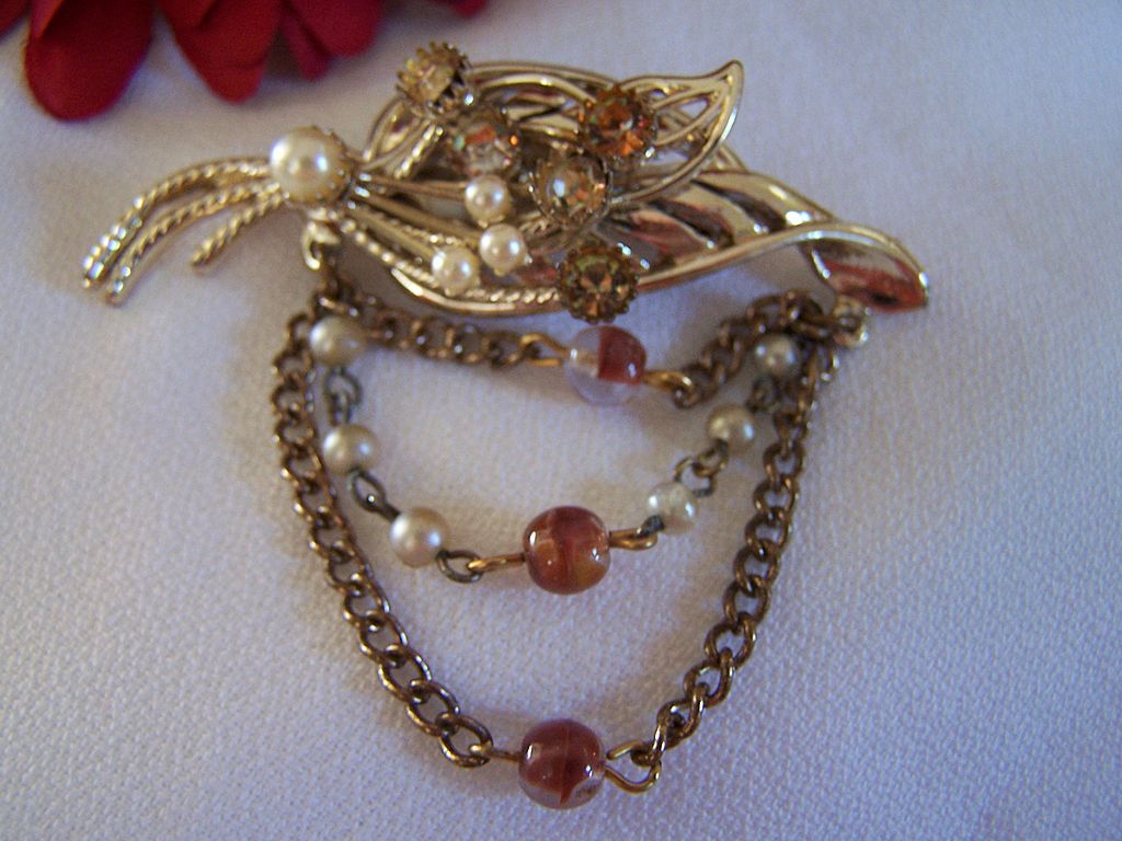 Vintage Rhinestone Brooch Pin With Chain Dangles Vintage Rhinestone Brooch Pin With Chain Dangles