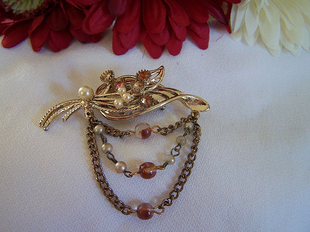 Vintage Rhinestone Brooch Pin With Chain Dangles Vintage Rhinestone Brooch Pin With Chain Dangles