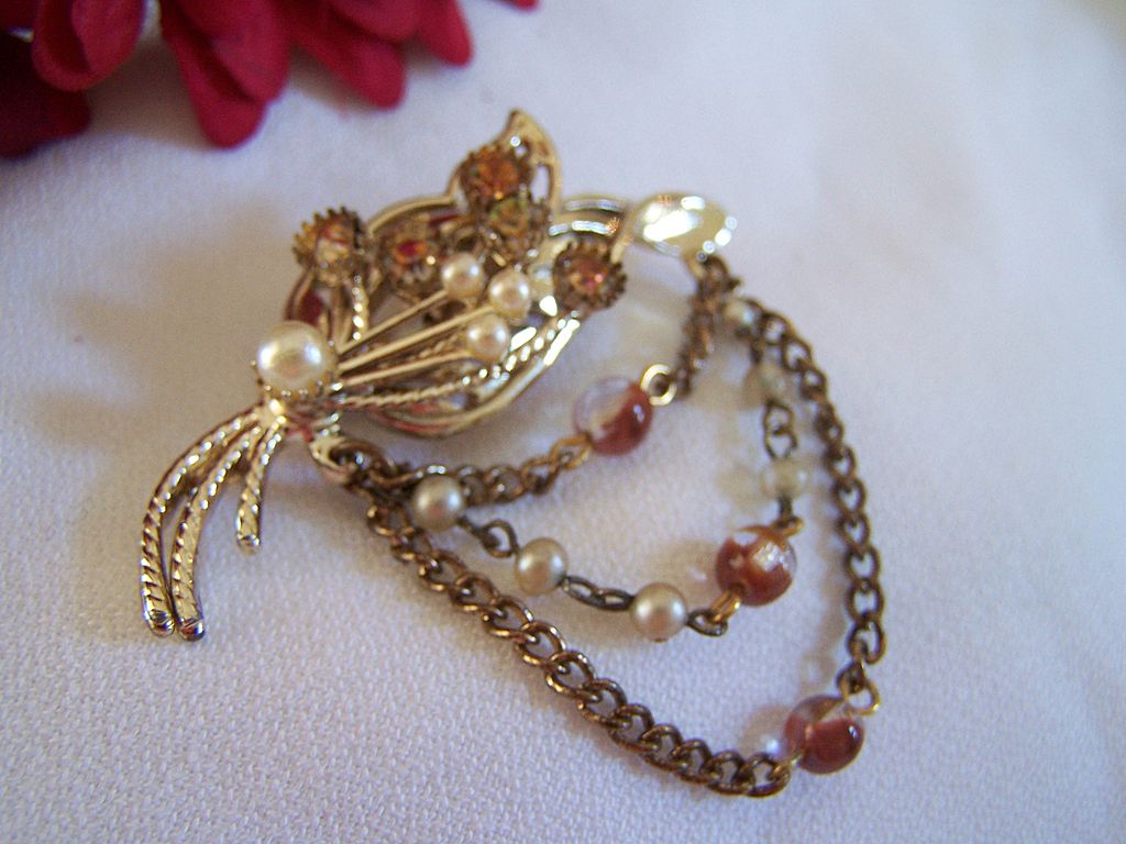 Vintage Rhinestone Brooch Pin With Chain Dangles Vintage Rhinestone Brooch Pin With Chain Dangles