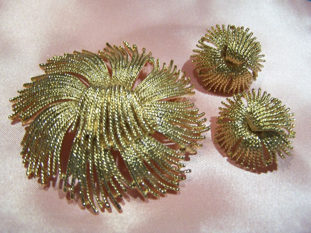 Signed Stamped Monet Vintage Set Brooch Pin and Earrings Signed Stamped Monet Vintage Set Brooch Pin and Earrings