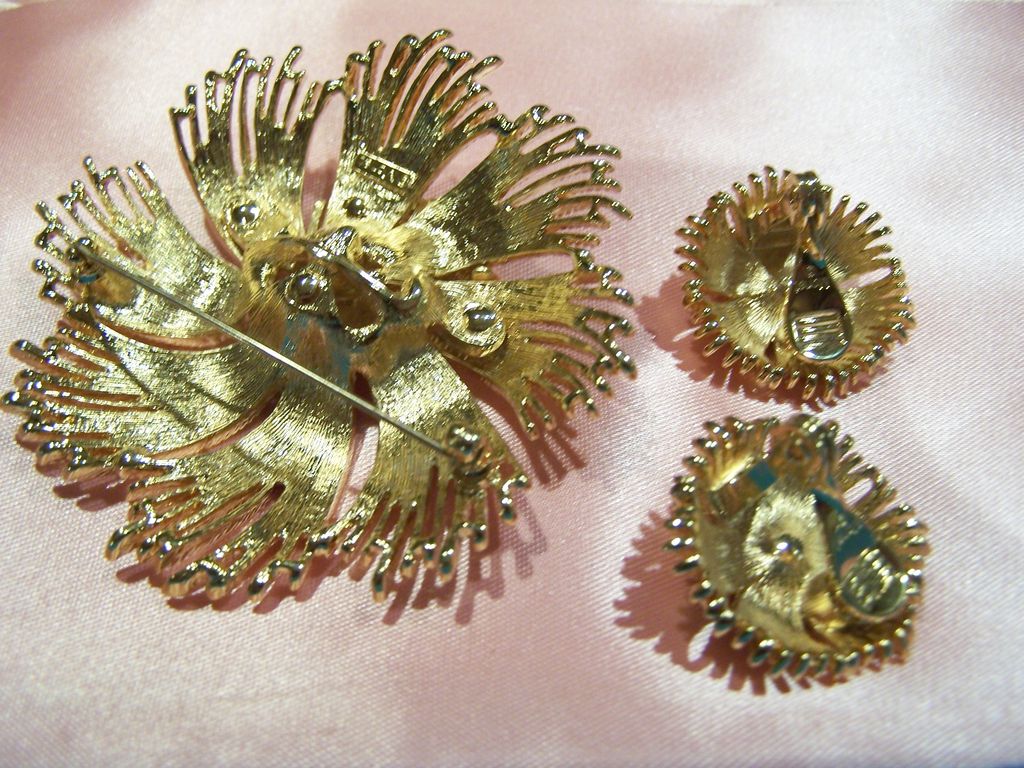 Signed Stamped Monet Vintage Set Brooch Pin and Earrings Signed Stamped Monet Vintage Set Brooch Pin and Earrings