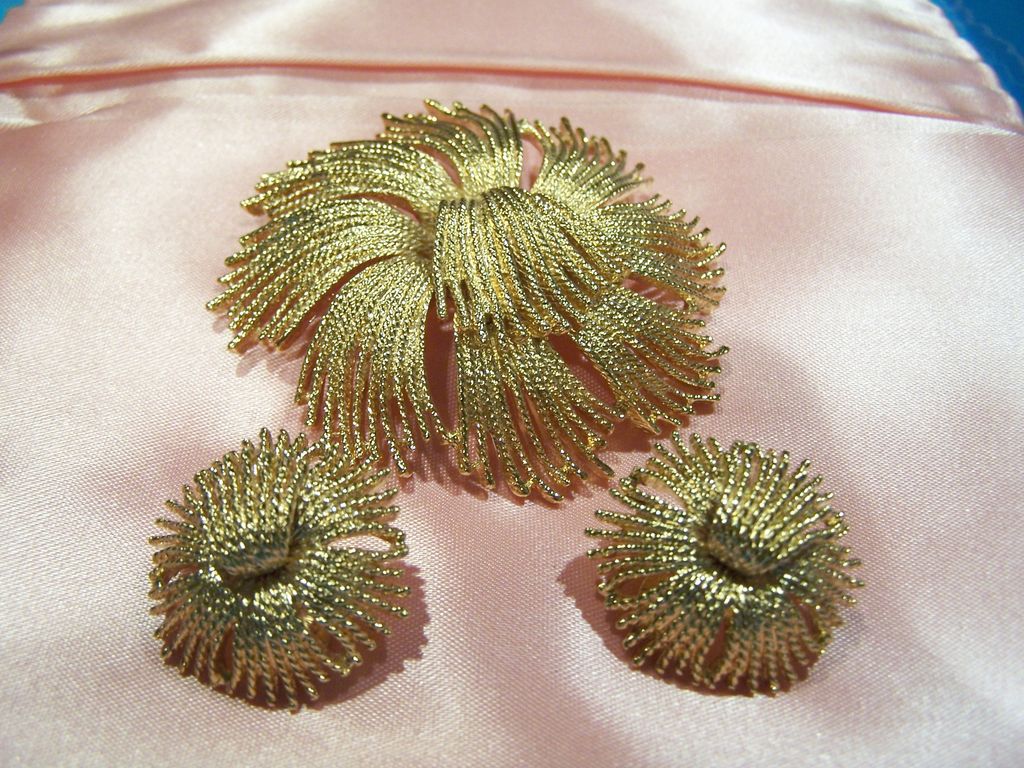 Signed Stamped Monet Vintage Set Brooch Pin and Earrings Signed Stamped Monet Vintage Set Brooch Pin and Earrings