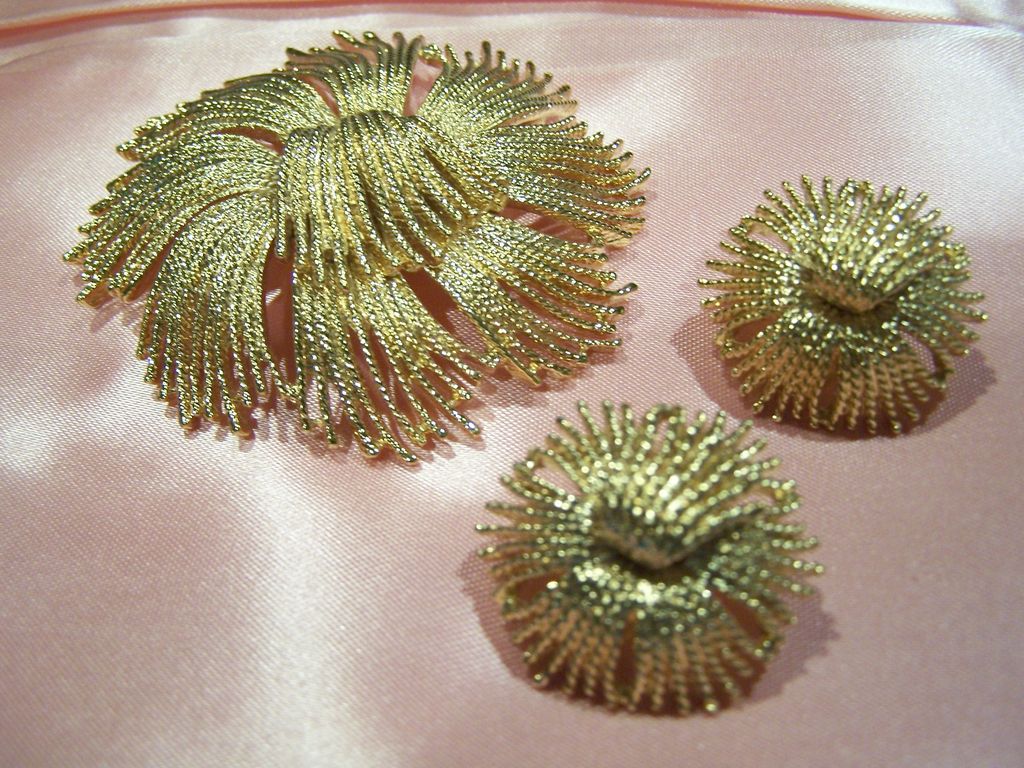 Signed Stamped Monet Vintage Set Brooch Pin and Earrings Signed Stamped Monet Vintage Set Brooch Pin and Earrings
