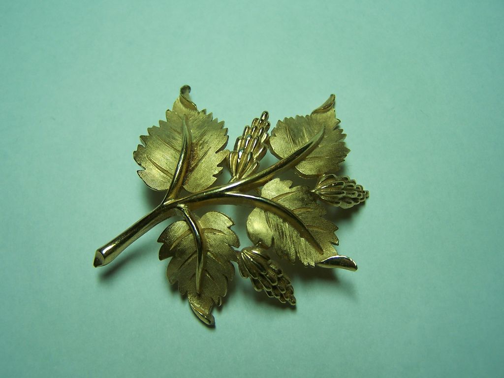 Vintage Signed Trifari Leaf Pin Brooch Brushed Goldtone Vintage Signed Trifari Leaf Pin Brooch Brushed Goldtone